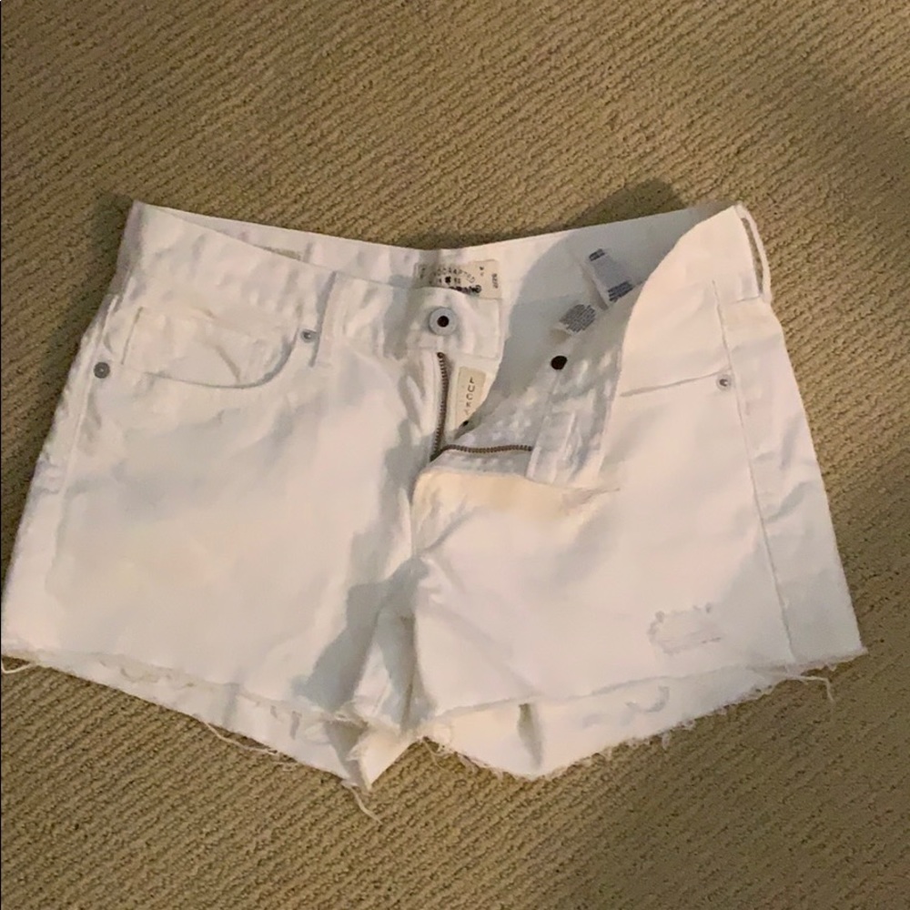 🍀 Lucky Brand white distressed short shorts
